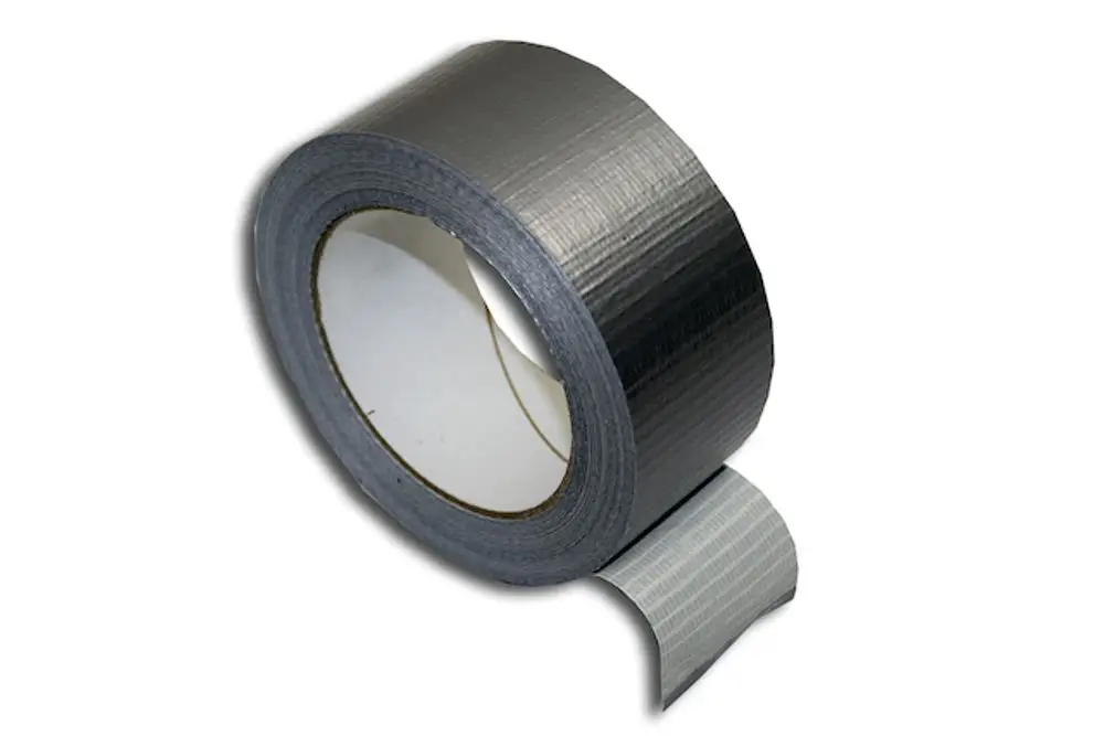 Rollenklebeband in Silber, auf einem weißen Hintergrund, mit deutlich sichtbarer Struktur. Das Produkt stammt von der Marke Roth.
